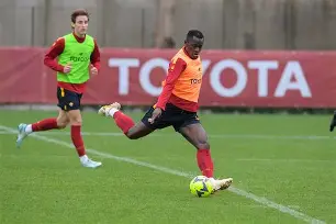 爱游戏平台-罗马训练开放日，冲刺阶段复出首秀引欢呼，德甲在即，资深球员宣示担当(哥达纲领批判摘要)